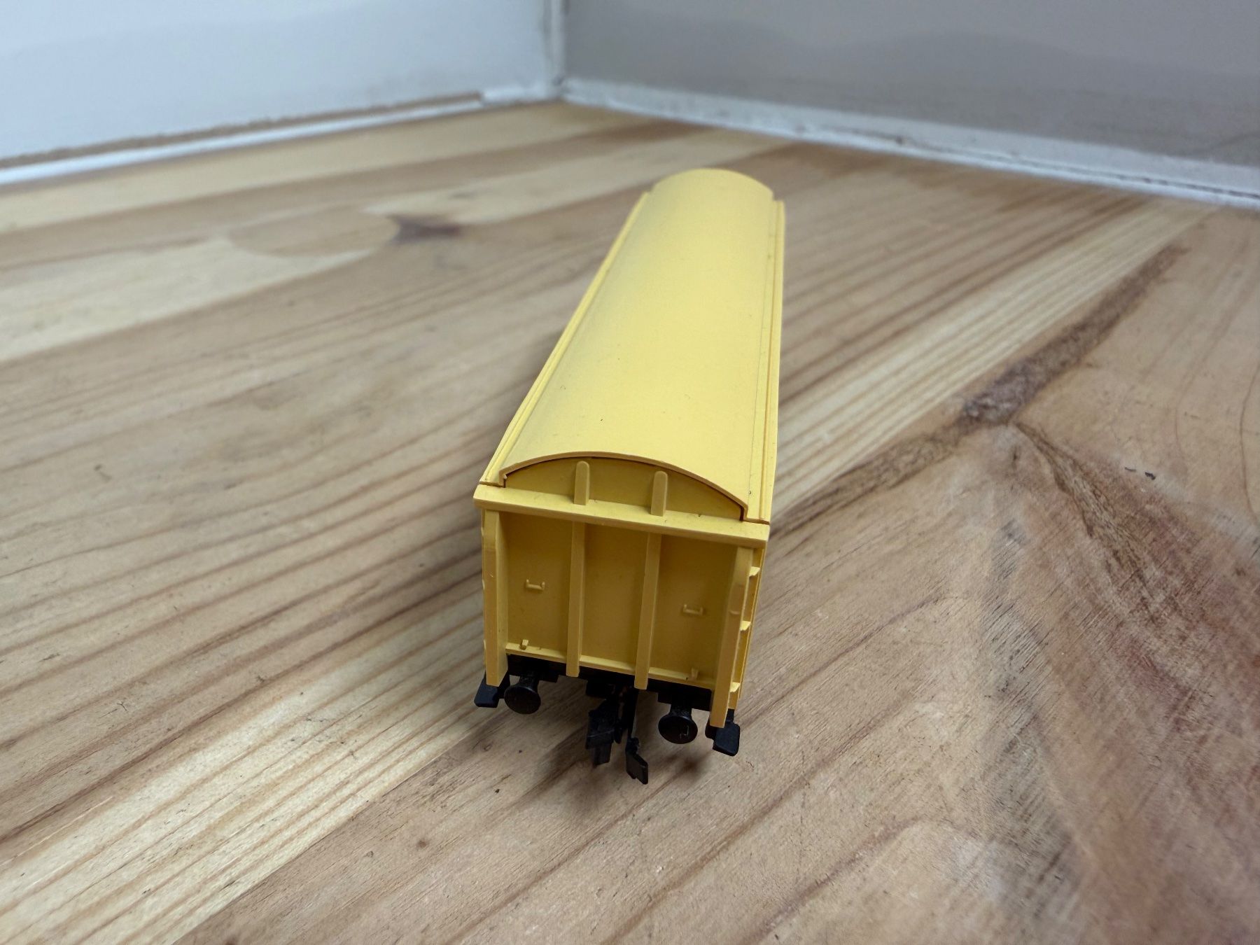 Fleischmann Modellini di ferrovie: Spur N Fleischmann Toblerone Schiebewandwagen – Usato da Büsserach venduto da ModellbahnDepot 2
