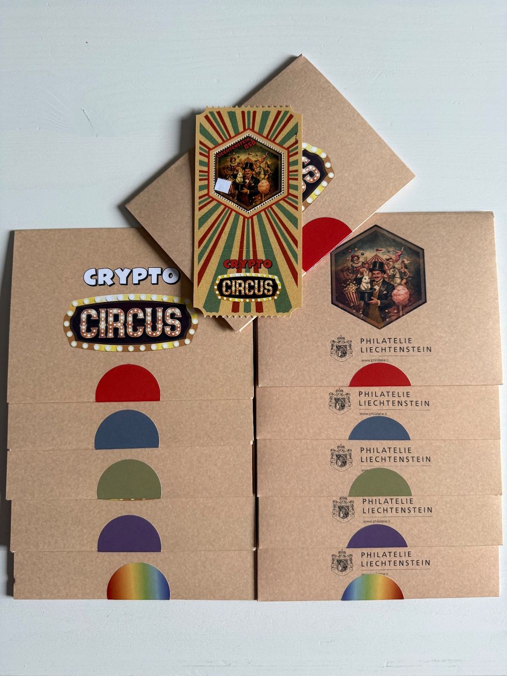 Tutti i francobolli: Crypto Circus "Der Zauberer", zwei komplette Sets – Nuovo e nell'imballaggio originale da Wil SG venduto da Allmarkt