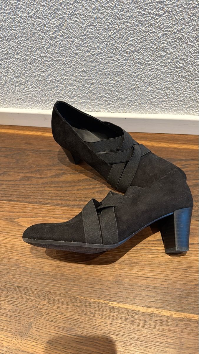 Scarpe da donna: Damenschuhe schwarz Grösse 39 mit Elastikriemen – Usato da Feldbrunnen venduto da excessively