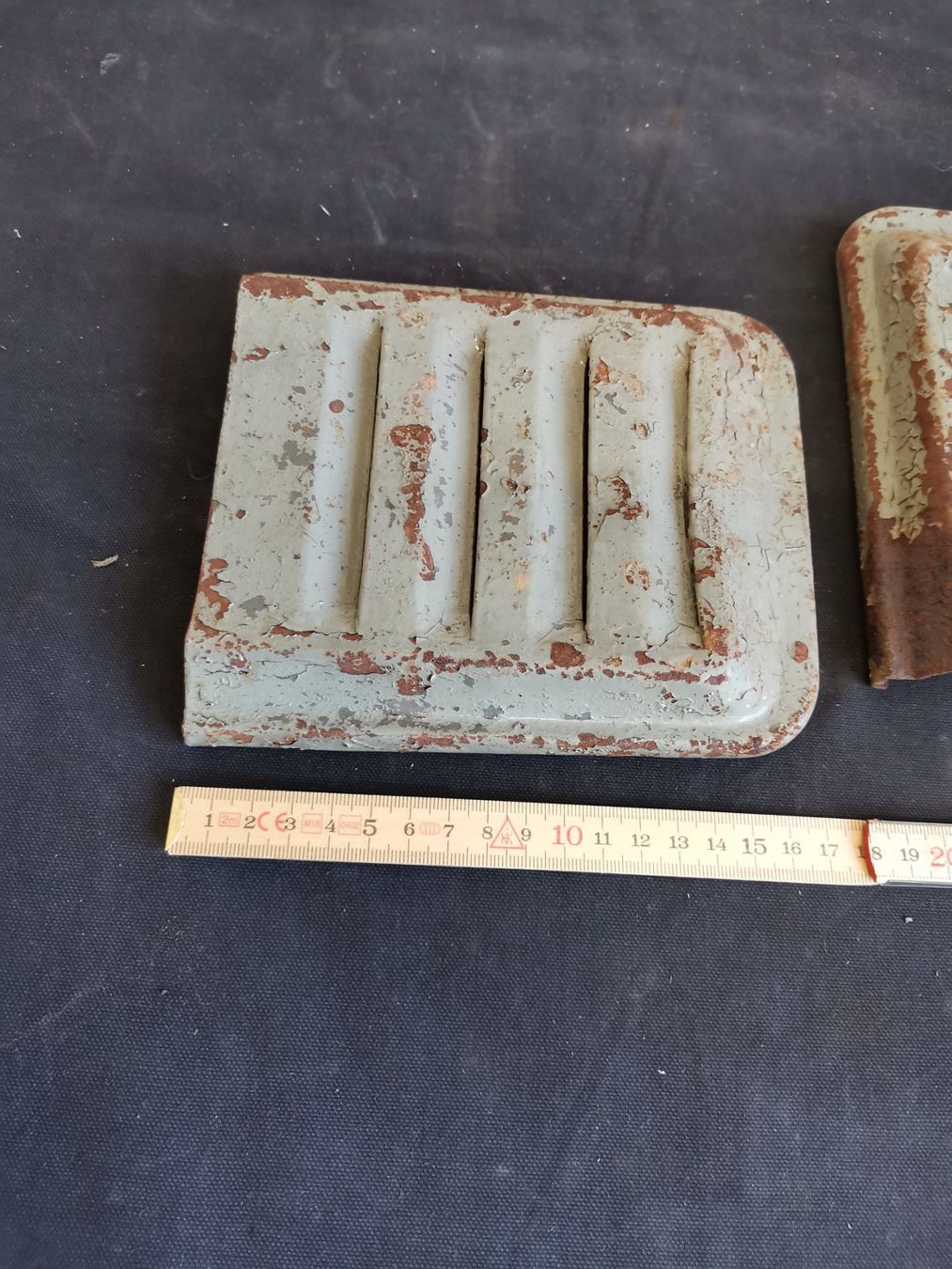 Accessori per altri veicoli: Alte Lüftungsabdeckung, Alte Abdeckung mit Luftschlitzen – Usato da Wiedlisbach venduto da materialkreislauf 2