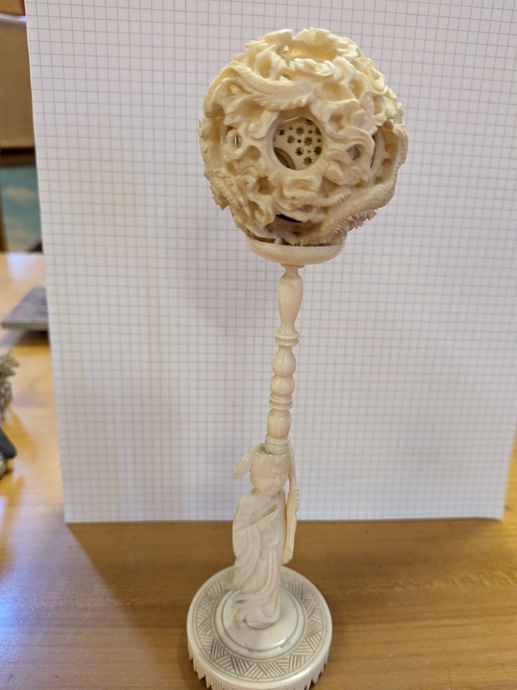 Statuette: Wunderkugel auf Ständer. China – Usato da Schönenwerd venduto da kybi