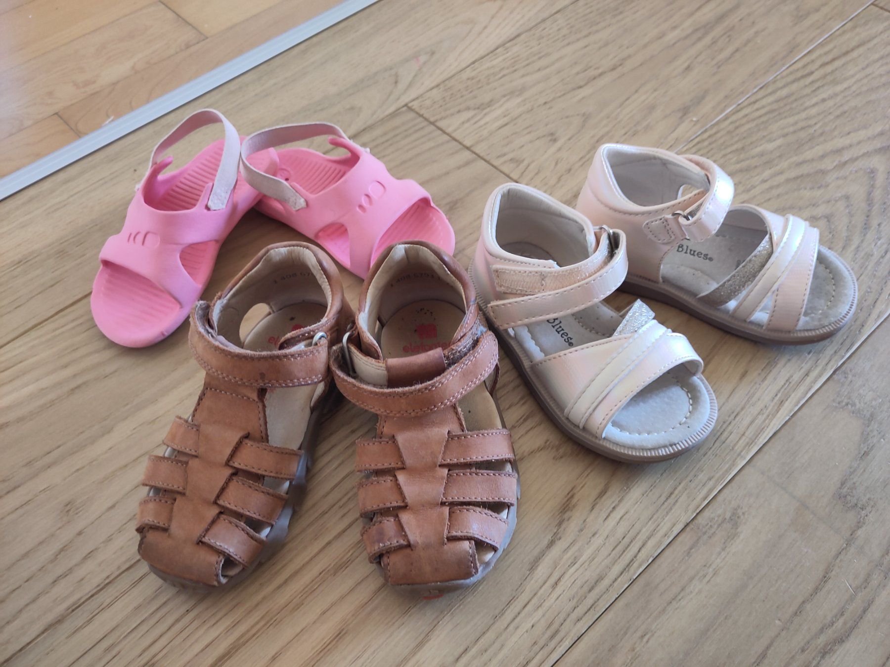 Schuhe für Mädchen: Sandales d'été pour enfant, pointure 22, lot de 3 – Gebraucht aus Martigny von henkbarb