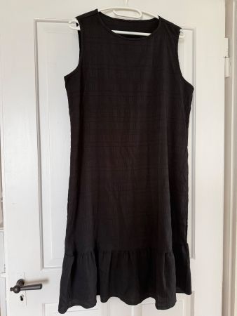 Sommerliches, ärmelloses, schwarzes Kleid, Grösse M