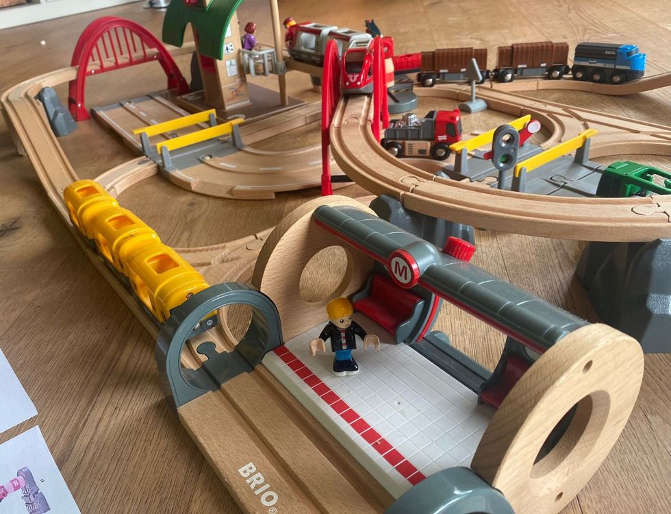 BRIO World BRIO Straßen & Schienen Bahn Set Deluxe 33052 | Kaufen auf ...