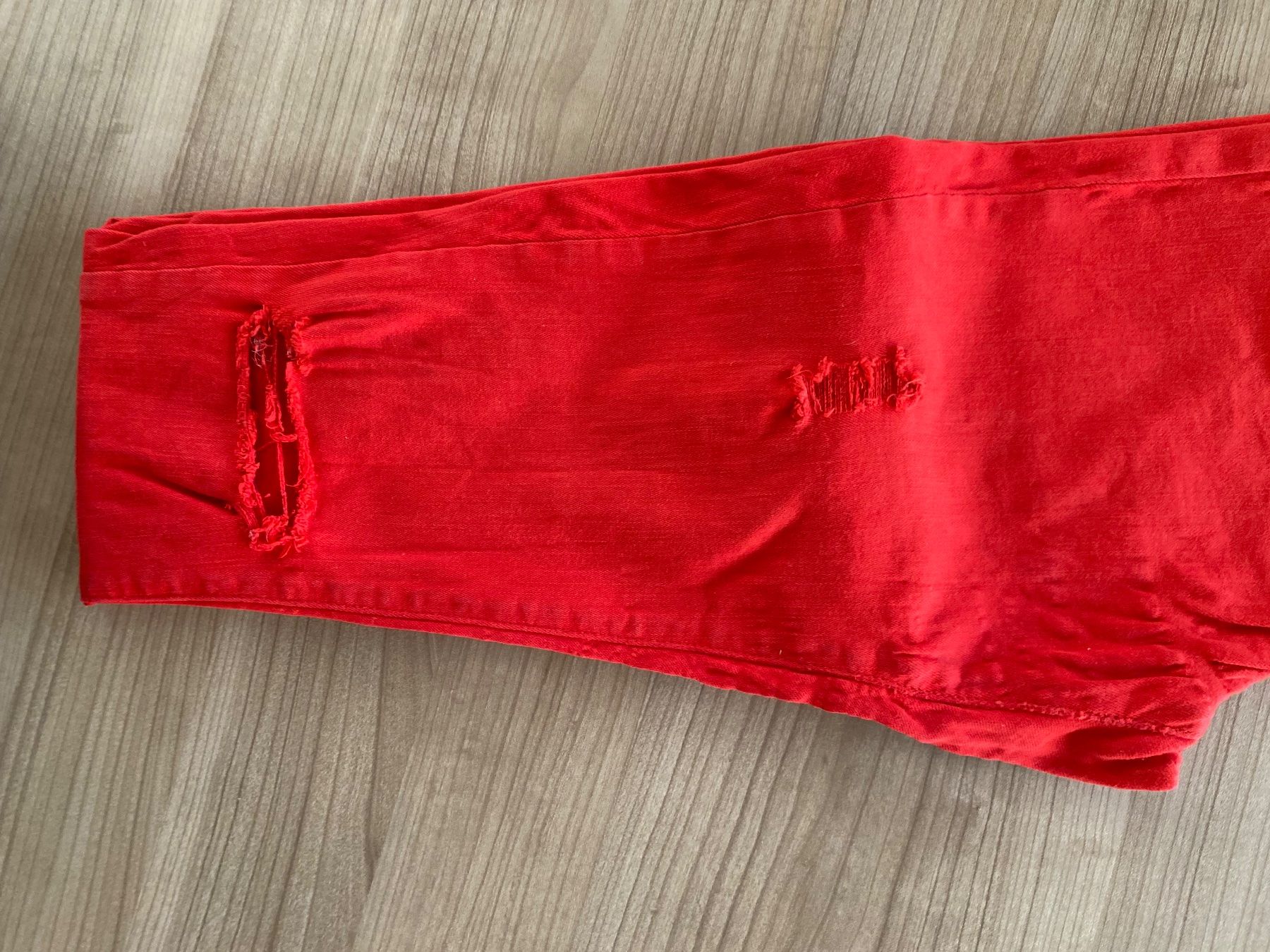 Tally Weijl Pantaloni: Rote Tally Weijl Jeans mit Loechern, Groesse 36 – Usato da La Tour-de-Peilz venduto da leu_hnf6 1