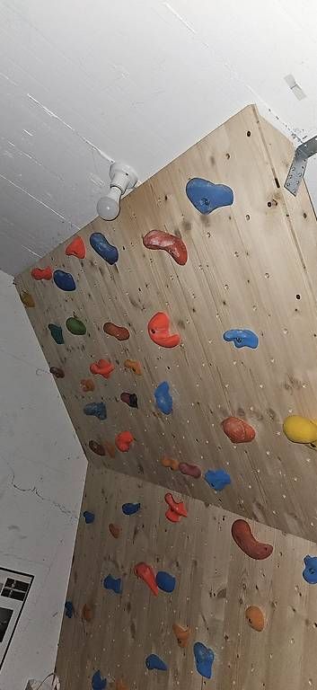 Murs & prises d'escalade: Kletterwand Indoor mit ca. 60 Griffen – D'occasion à Walchwil par Grommit 2