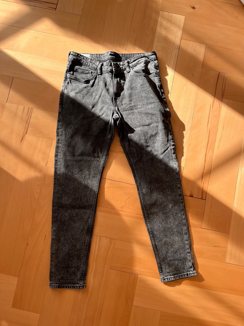 H&M Jeans: Regular Tapered Jeans, schwarz – Usato da Bern venduto da julian.k97