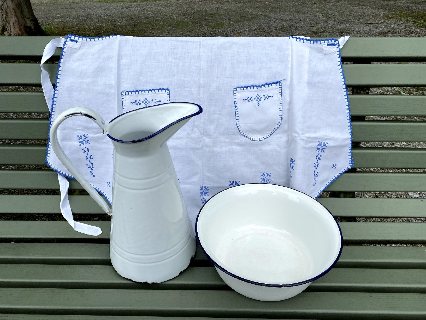 Set di piatti: Emaillekrug und Schüssel Vintage – Usato da Zollikon venduto da TimeIsMoney