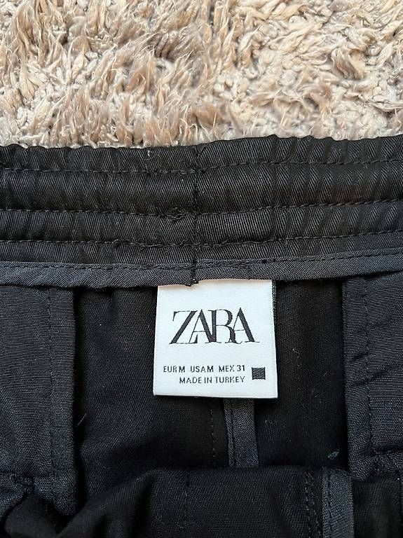 Pantaloni: Zara Shorts schwarz – Usato da Herisau venduto da ogkosta 1