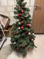 Tannenbaum mit schmuck und Lichterketten 