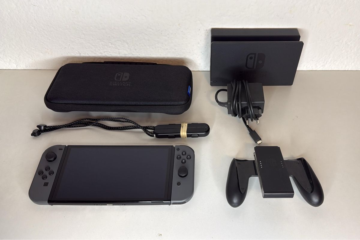 Nintendo Consoles: Nintendo Switch OLED Console Grey - with Accessories 🎮 – D'occasion à Ehrendingen par bubulence 1
