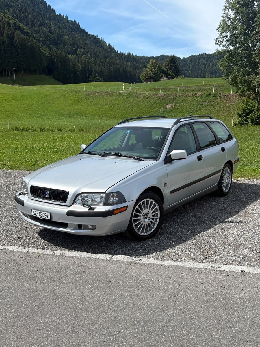 Volvo Automobili: Volvo V40 2.0 T – Usato da Einsiedeln venduto da Febe05