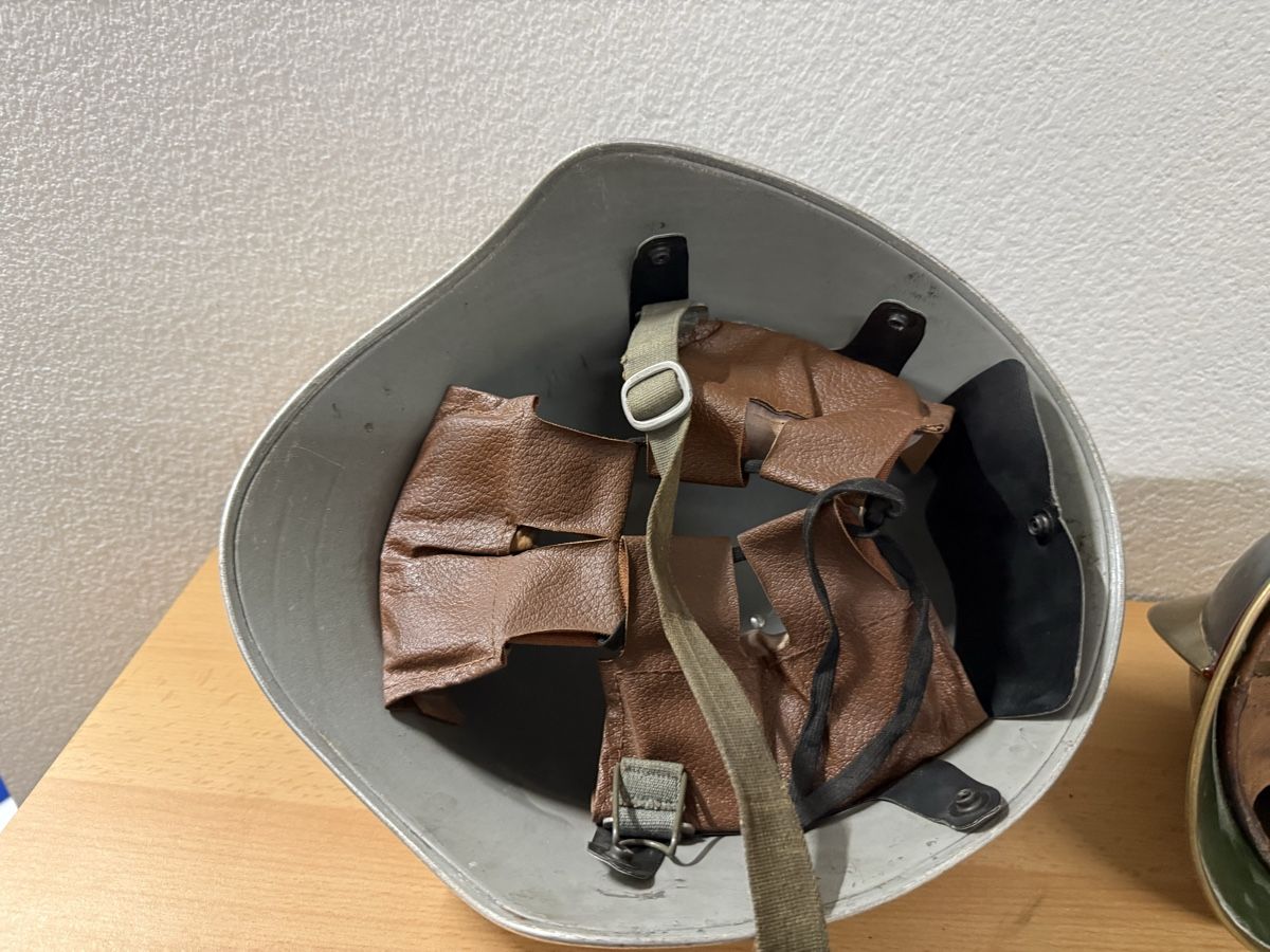 Abbigliamento & accessori d'epoca: Feuerwehr Antike Helme  – Usato da Widnau venduto da RetoW01 6