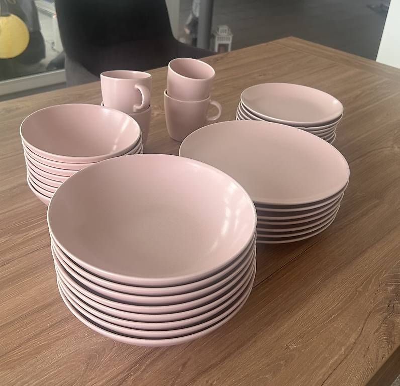 Set di piatti: IKEA Geschirr-Set in Rosa  – Usato da Wohlen AG venduto da lau_78gj