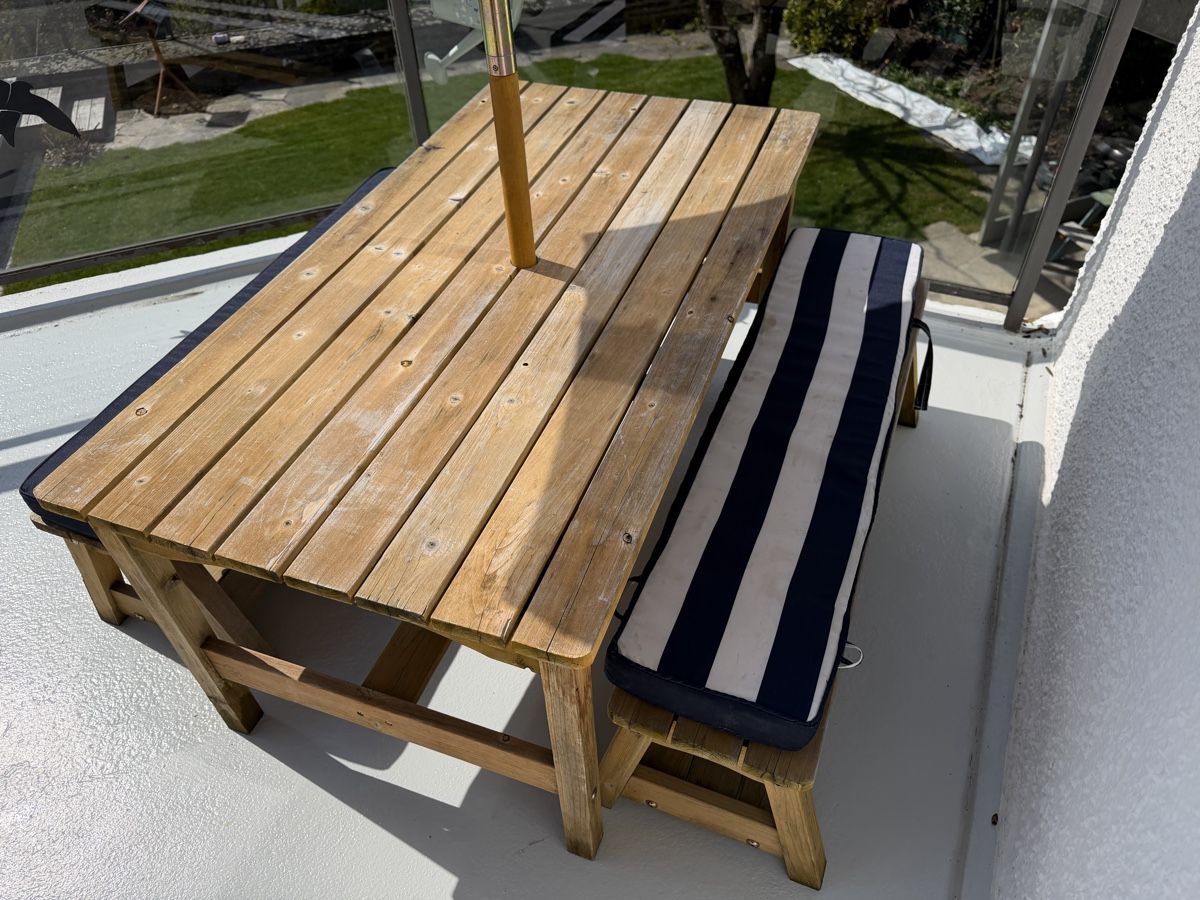 Set di tavolo e panche: Gartentisch mit Sitzbank und Sonnenschirm gestreift – Usato da Wallisellen venduto da ale_9qys 6