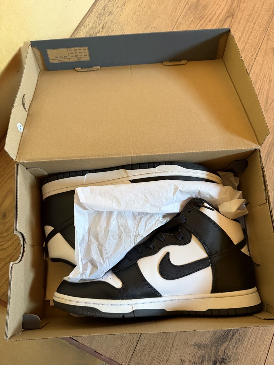 Nike Chaussures hommes: Nike Dunk High Panda schwarz weiss Grösse 44 – Neuf (Voir description) à Courtaman par safettani11