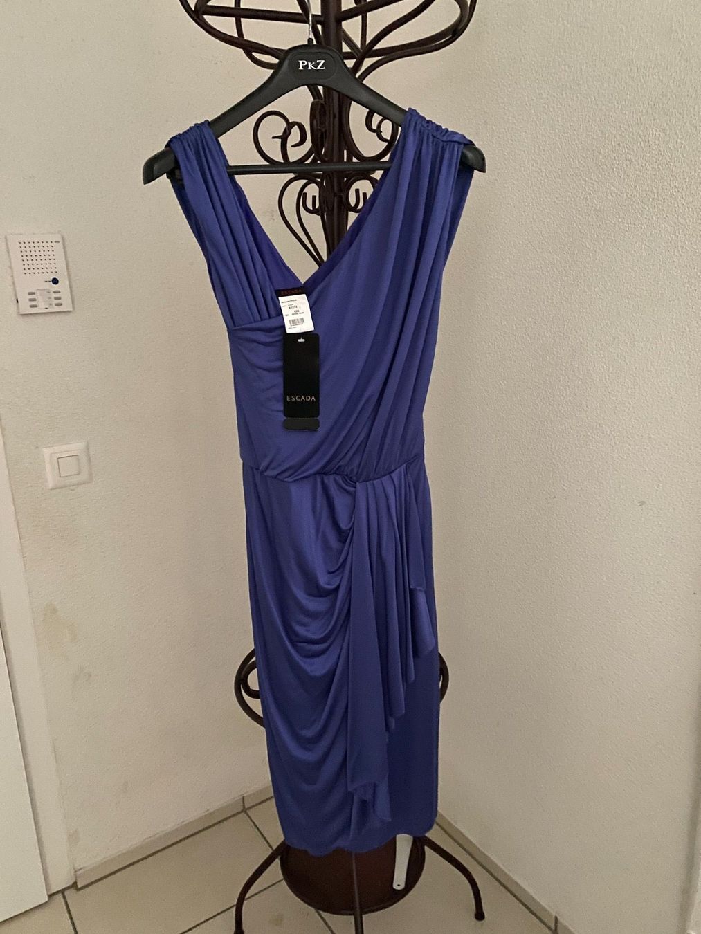 Escada Kleider: Escada Kleid Grosse 36 – Neu und originalverpackt aus Alpnach Dorf von ljusja