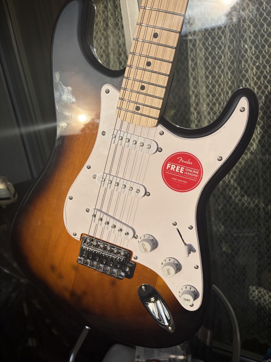 Squier Strumenti musicali: Squier Stratocaster by Fender  – Nuovo (secondo la descrizione) da Riehen venduto da Pnewyork 3