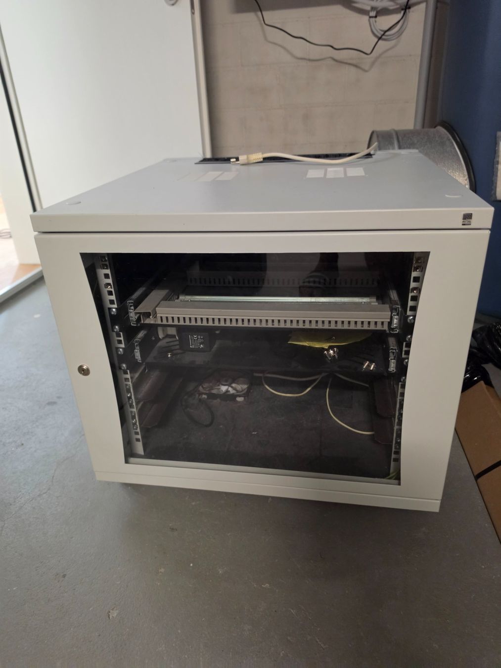 Rittal Racks & Cavalletti: Rittal Server Rack (Topzustand!) – Usato da Cham venduto da Smario6