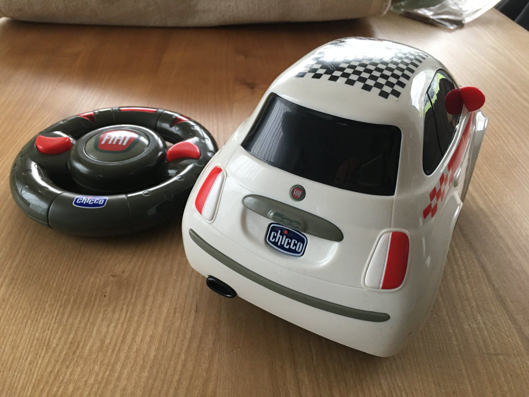 Chicco Giocattoli: RC Auto Fiat 500 – Usato da Melchnau venduto da han_k5xl 1