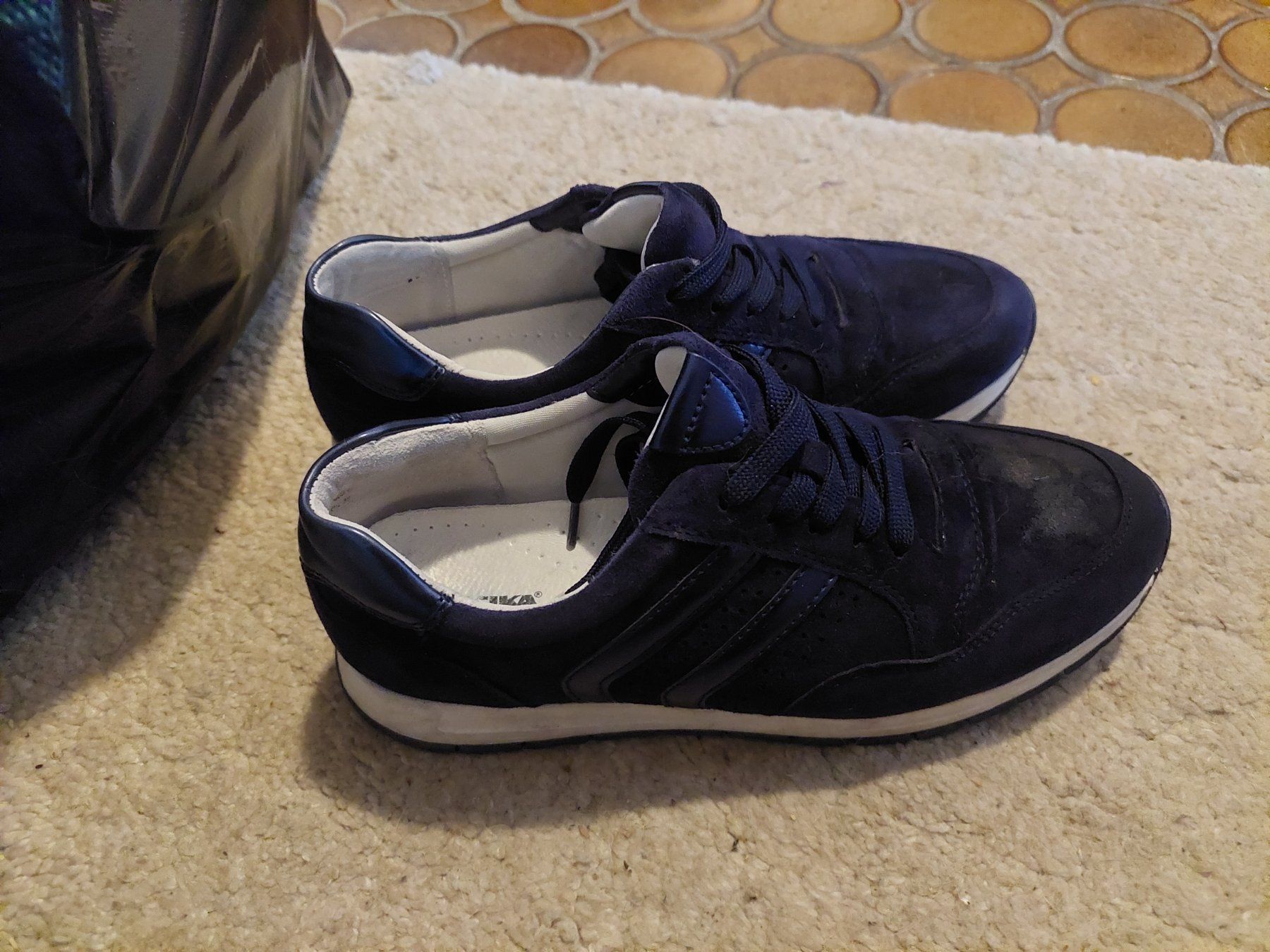 Scarpe da donna: Sneaker dunkelblau Grösse 38 gebraucht, echtleder – Usato da Arlesheim venduto da Chamaeleon00