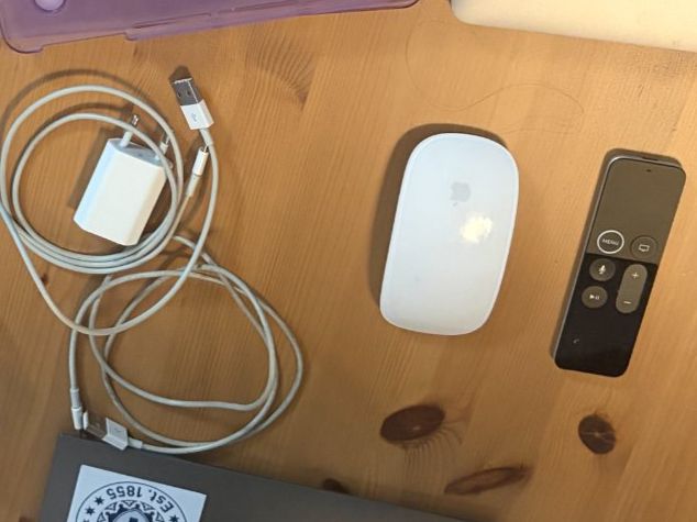 Apple Ladegeräte: Apple Lightning Ladegerät x 2 – Gebraucht aus Zürich von ylm_8v8r