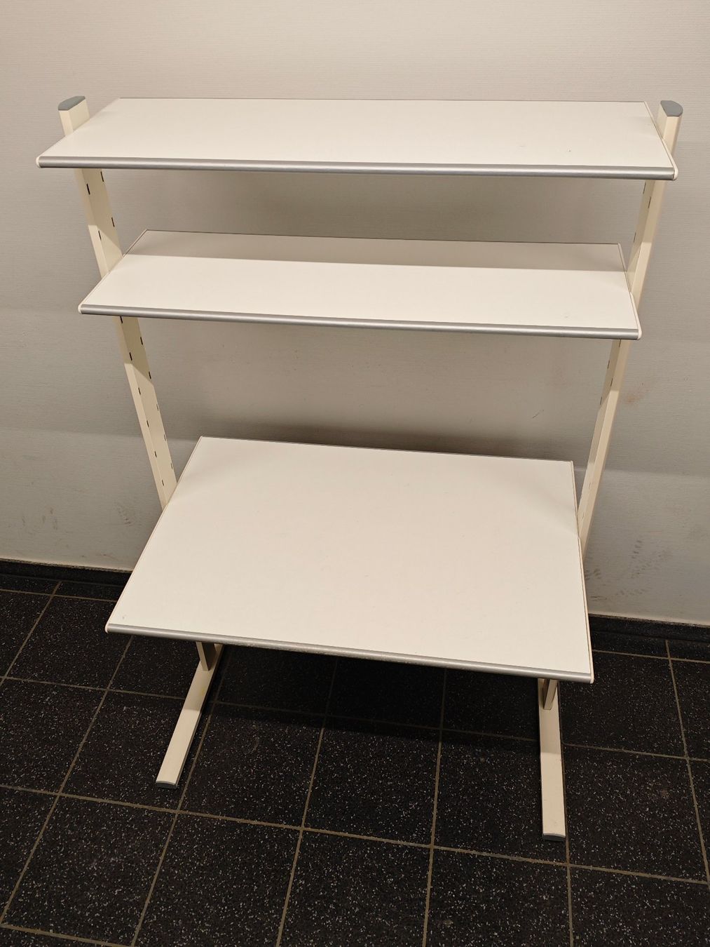 Ikea Scrivanie: IKEA Fredrik Kinderschreibtisch – Usato da Uster venduto da vtosevski