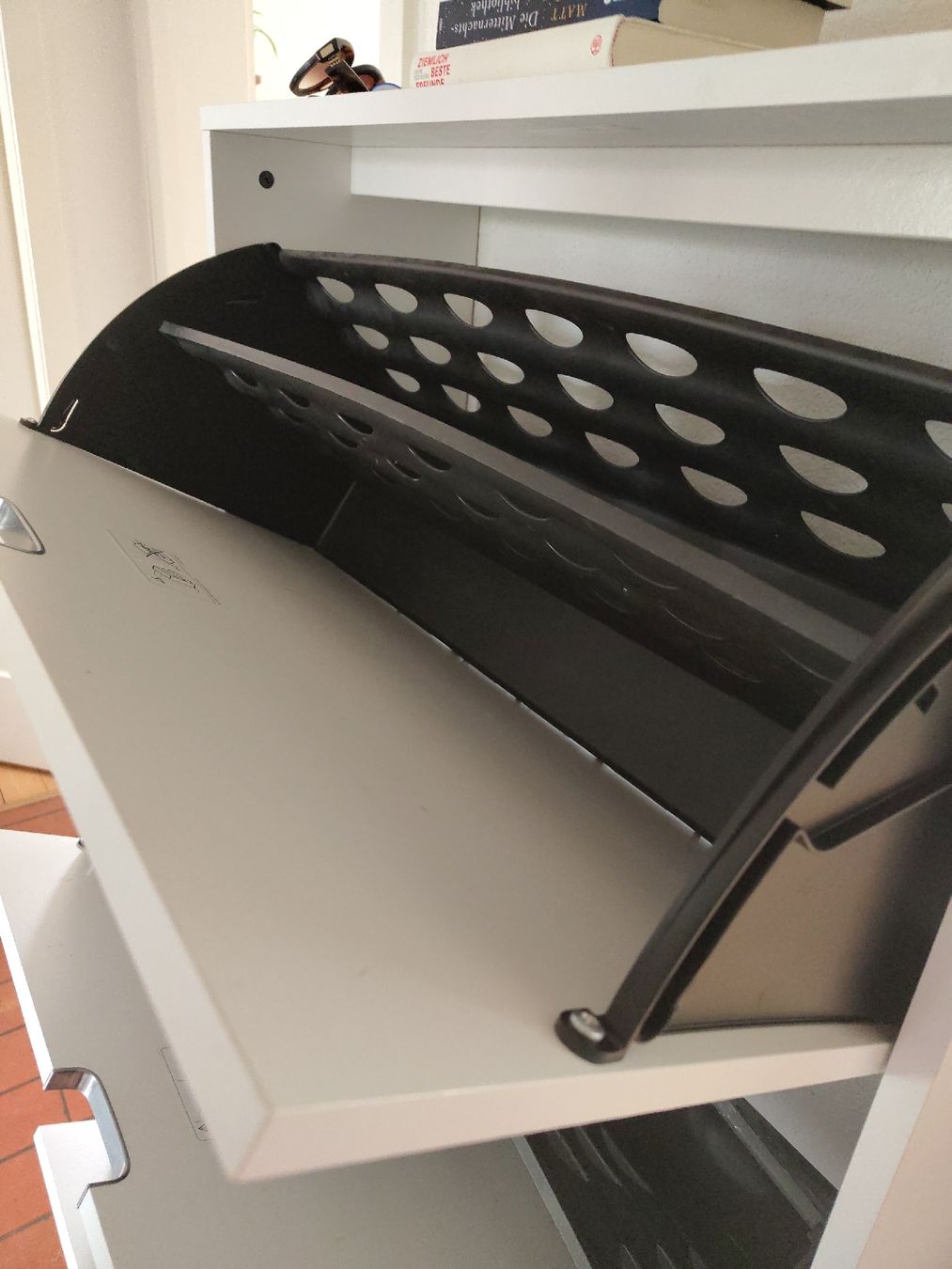 Schränke: Schuhschrank weiss 3 Klappen – Gebraucht aus Zürich von mar_f5d7 2