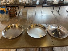 2 grosse Anrichteplatten mit Deckel