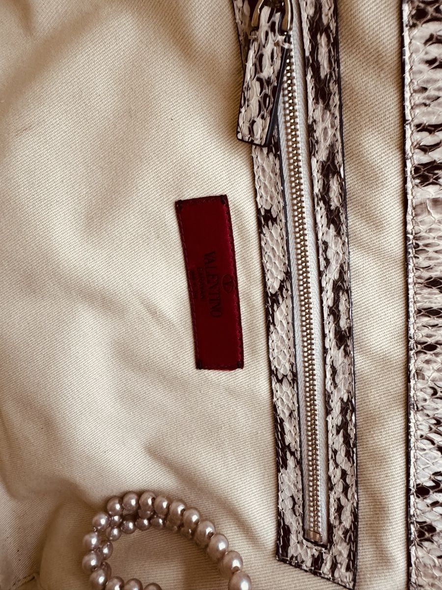 Valentino Sacs femmes: Valentino Garavani Python Tasche beige/schwarz neuwertig – D'occasion à Meggen par con_5djh 3