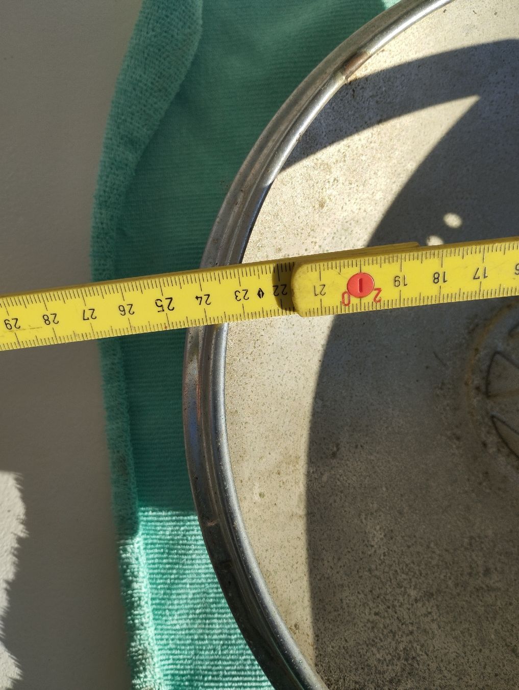 VW Tutti pezzi di ricambio auto: Radkappe VW Oldtimer silber Durchmesser 24 cm gebraucht – Usato da Ostermundigen venduto da Dinge1 3