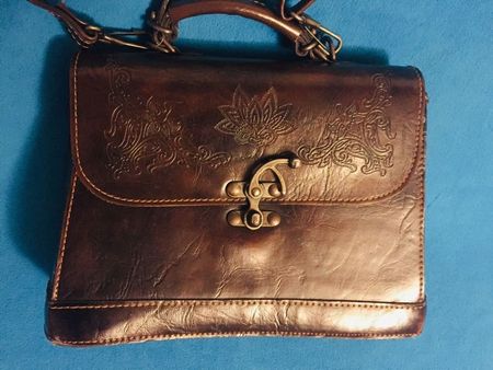 Schöne braune Ledertasche im Retro-Look