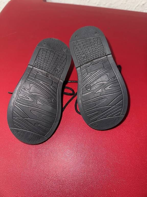 Chaussures garçon: Schwarze Schnürschuhe Kinder  – D'occasion à St. Gallen par EllyM. 2