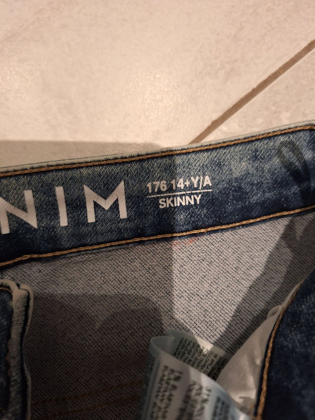 H&M Pantalons: weiche Jeans und 2 Pullis Gr 176 / M – D'occasion à Wegenstetten par mcfly321 1