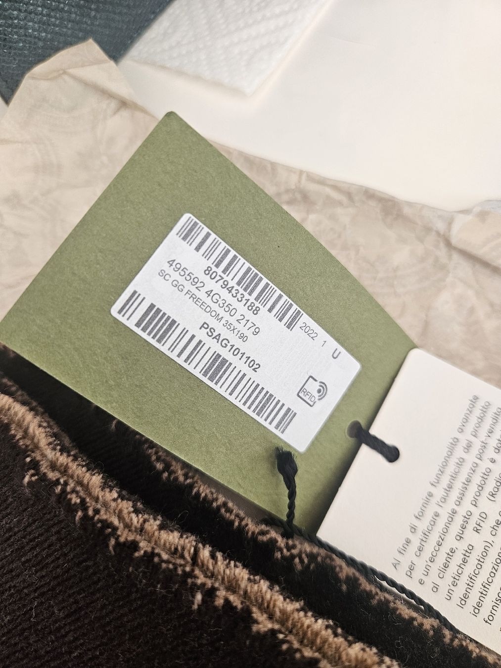 Gucci Foulards, Tücher & Schals: Écharpe Gucci, neuve jamais utilisée  – Neu und originalverpackt aus Onex von fre_gd9f 2