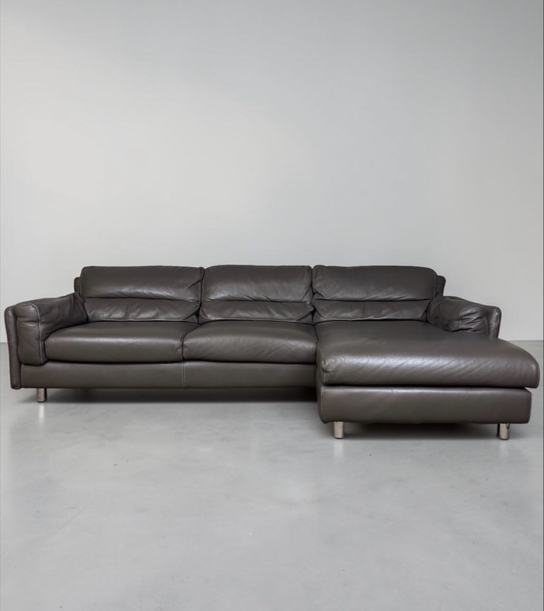Divani: Ecksofa echtes Nubukleder, ein antiker Metallschirm – Usato da Bachenbülach venduto da Sofalab.swiss 8