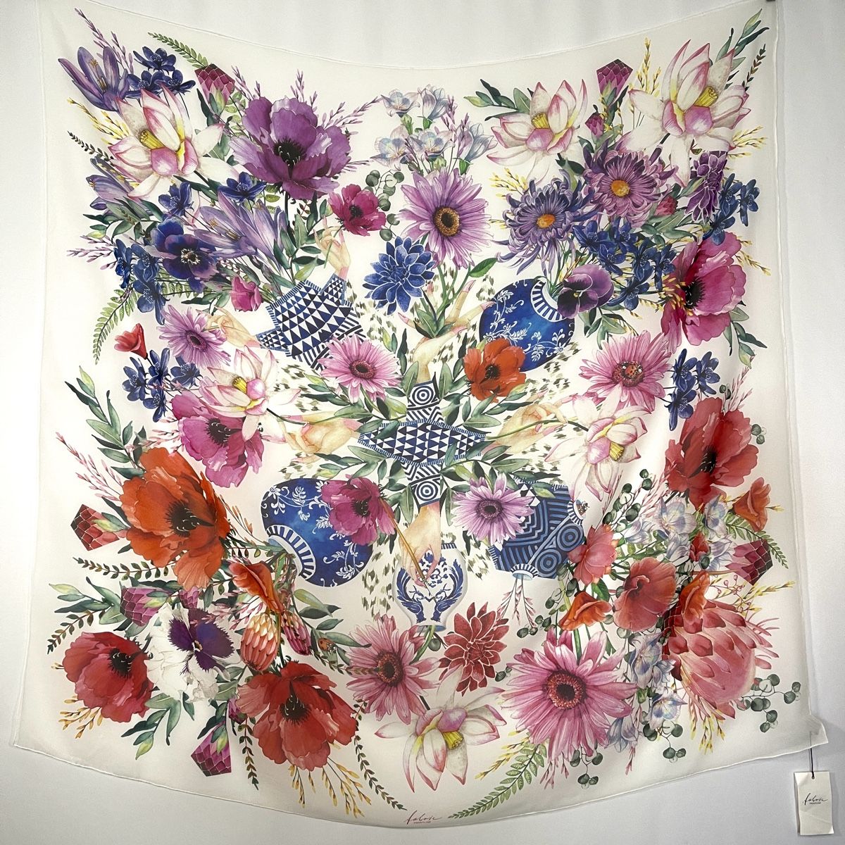 Fabric Frontline Foulard & Sciarpe: FABRIC FRONTLINE New Large Handpainted Silk Scarf – Nuovo e nell'imballaggio originale da Emmen venduto da Nightingale_2022