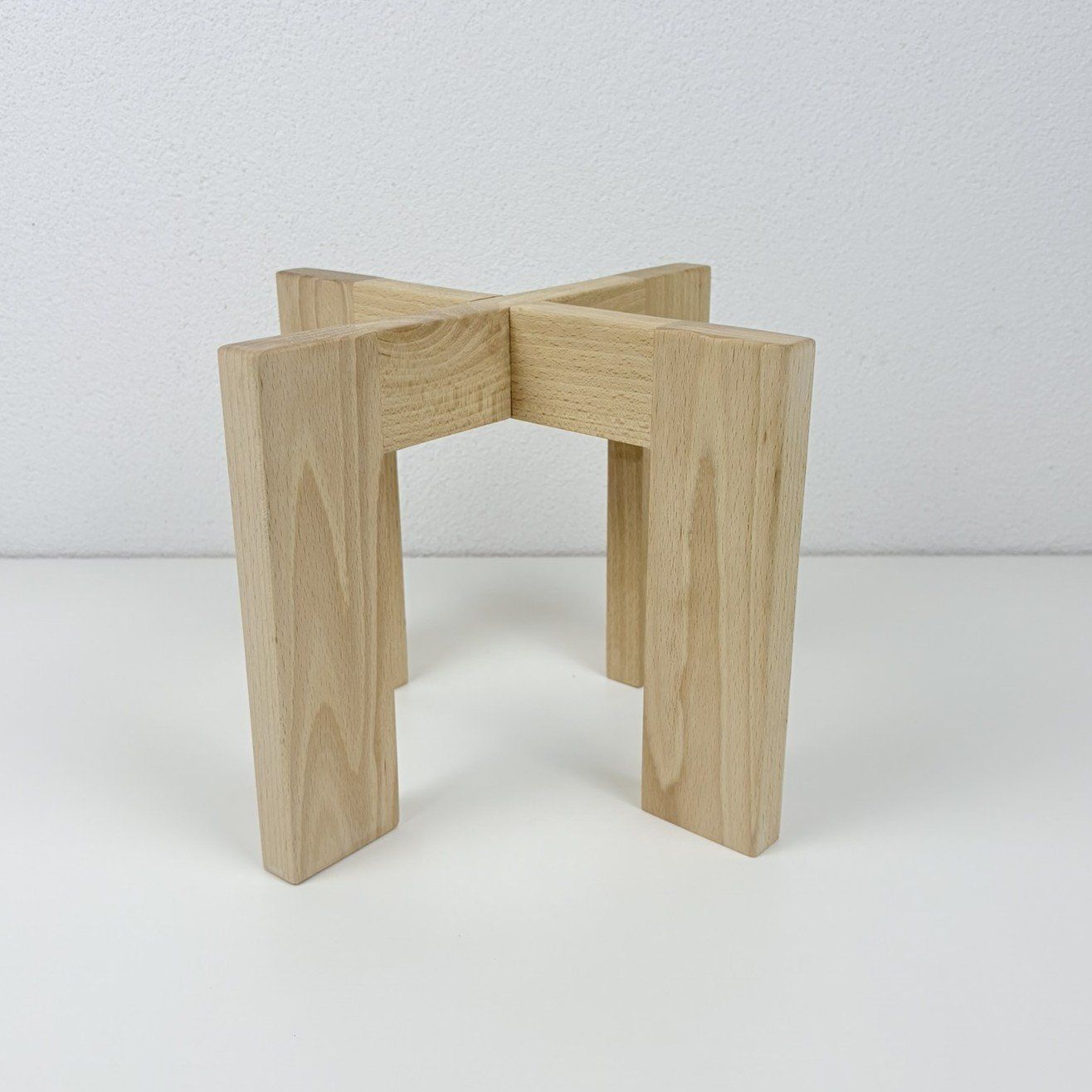 Sgabelli: Handgefertigtes Pflanzentischli Hocker aus Buche – Nuovo (secondo la descrizione) da Zwillikon venduto da EichenlaubWoodwork 3