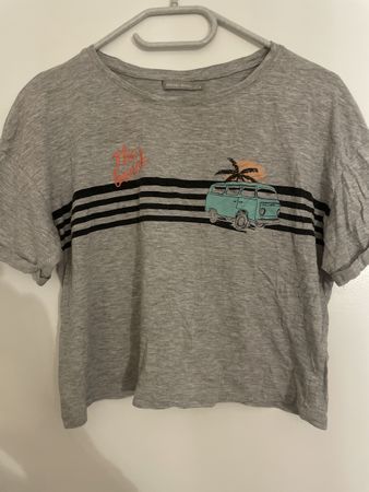 Bershka Crop-Top Gr. L mit kleinem Loch hinten