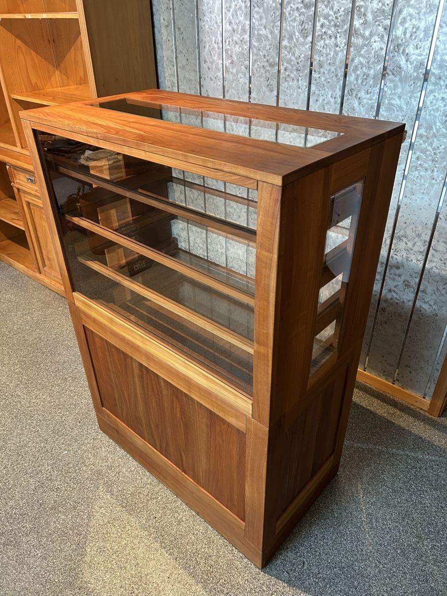 Vitrinen: Vitrine en bois massif – Gebraucht aus Glovelier von s4rahde4ls 1