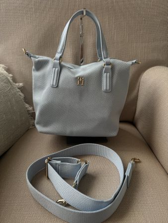 Tommy Hilfiger - Kleiner Shopper aus hellblauem Rippstoff