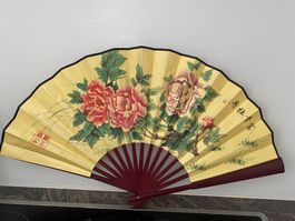 Fächer golden mit Blumenmuster und Kalligrafie im Klappzu...