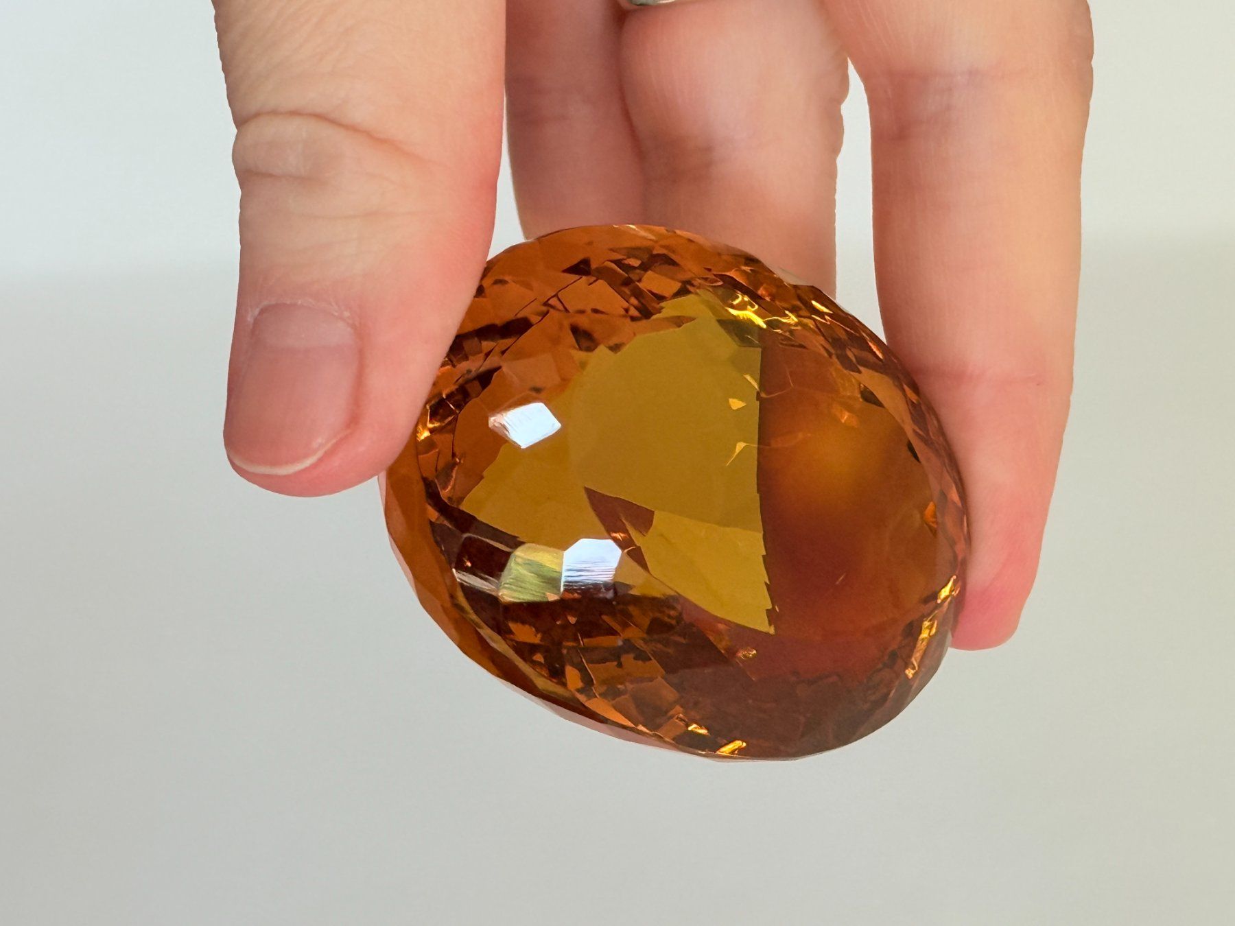 Minerali & Pietre curative: 484.30 Ct Certified Oval Cut Loose Gem – Nuovo e nell'imballaggio originale da Genève venduto da AWWA 4