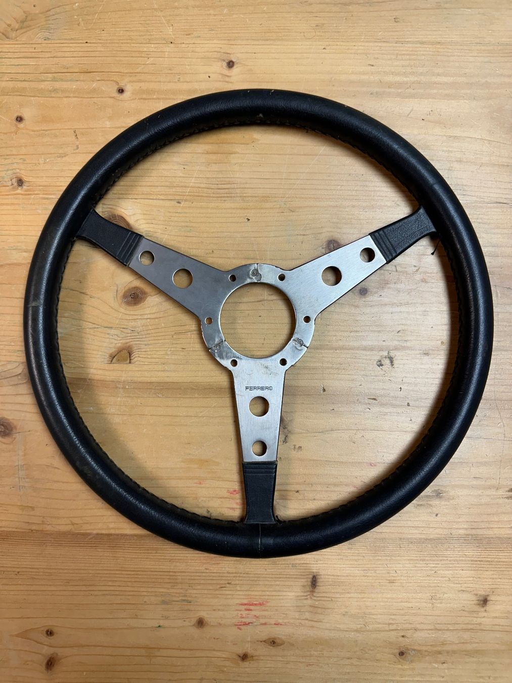 Tutti pezzi di ricambio auto: Volante vintage Ferrero – Usato da Bellinzona venduto da NicoTicino