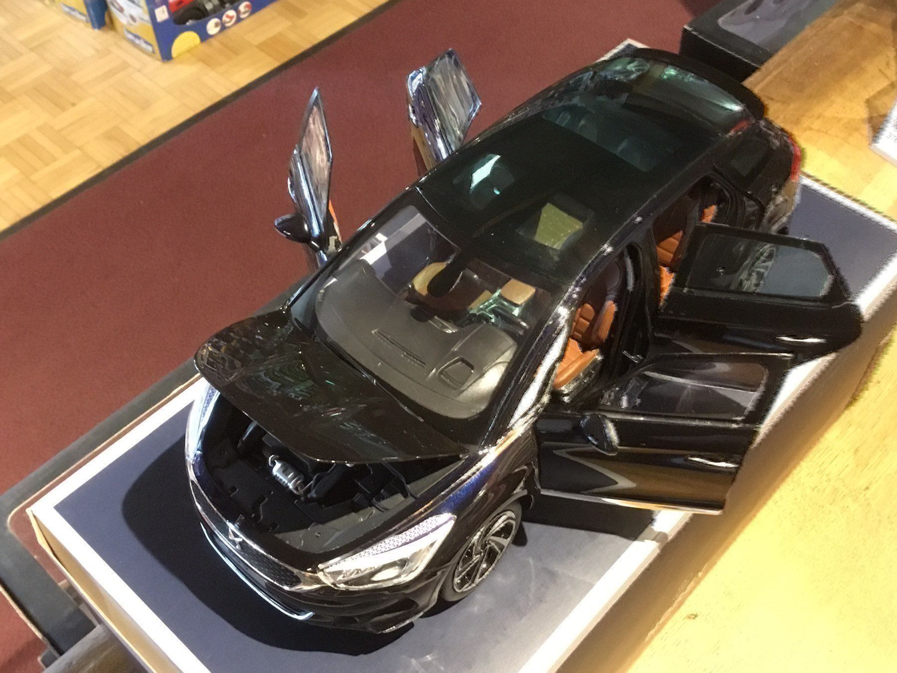 Citroën Modellini d'auto: Citroên DS 5, dunkelblau oder weiss 1:18 – Nuovo e nell'imballaggio originale da Erlenbach im Simmental venduto da Model_box 7
