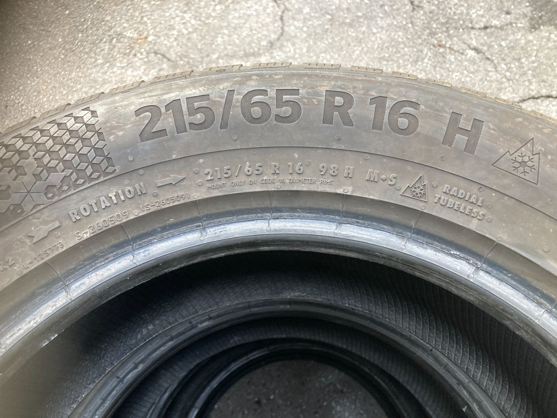 Continental Pneus & Kompletträder: 215/65R16 Winterpneu Continental – Gebraucht aus Cham von WB2223 2