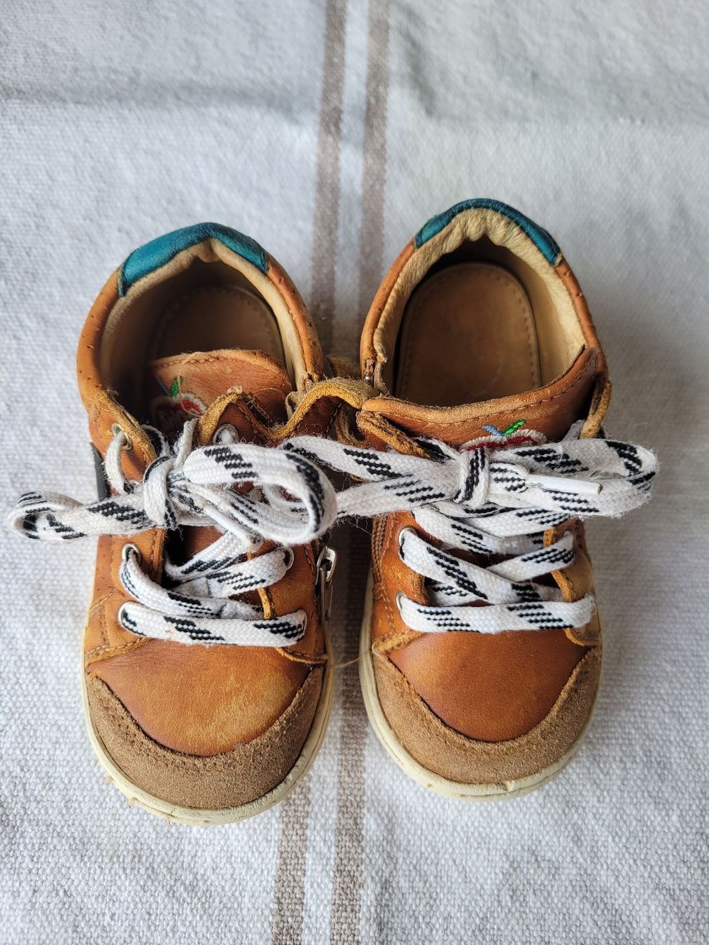 Scarpe per ragazzi: chaussures ShooPom, en cuir, taille 24 – Usato da Neuchâtel venduto da valerizette