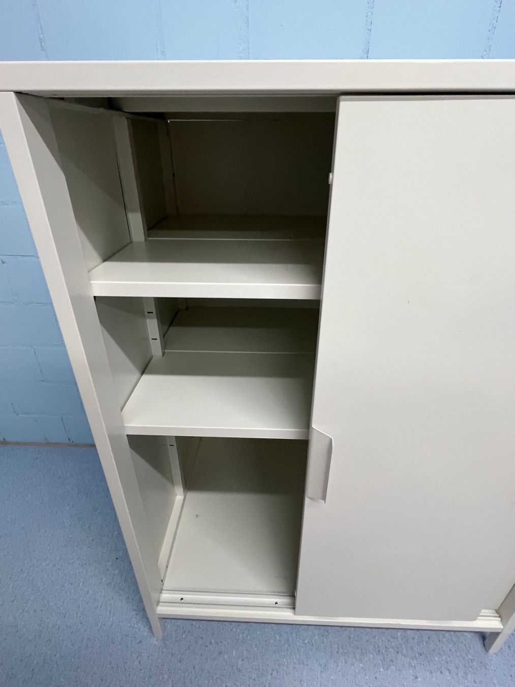 Ikea Schränke: Kleiner Metallschrank – Gebraucht aus Leuggern von Yzerman2 2
