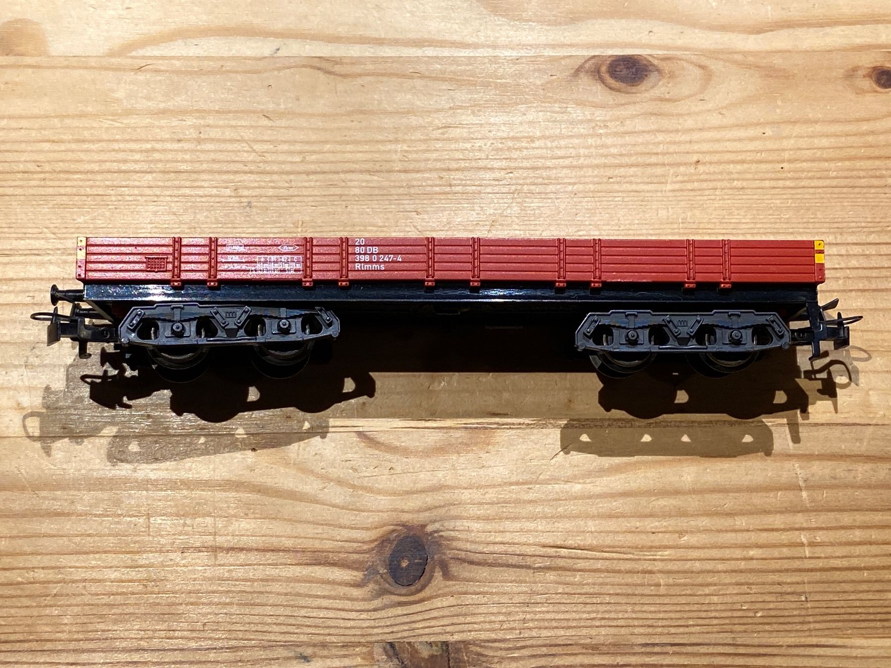 Märklin Modelleisenbahnen: Märklin 4-achsiger flacher Güterwagen – Gebraucht aus Grosshöchstetten von BEtrain 2