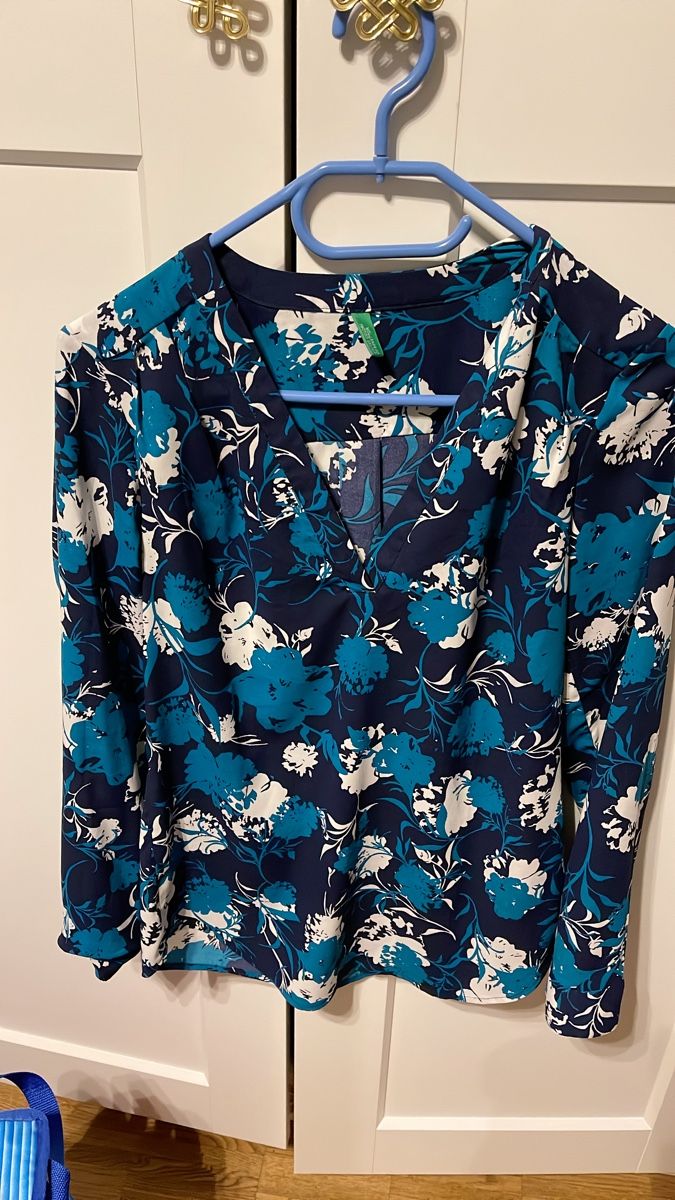 Camicette: Benetton Damen Bluse, Gr. 38, blau-weiss gemustert – Usato da Zürich venduto da Belisimo